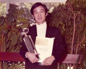 廖年賦 指揮臺北世紀交響樂團冠軍獎杯與證書