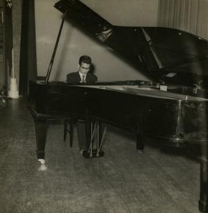 徐頌仁青年時期演出鋼琴 獨照