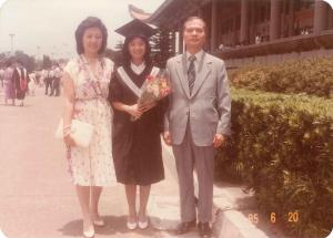 呂文慈與爸媽攝於東吳大學畢業典禮