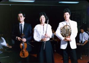 莊思遠 與長笛合奏團演出的三位獨奏者合影