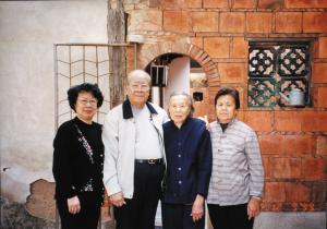 蔡繼琨伉儷與其二嫂、姪女合照